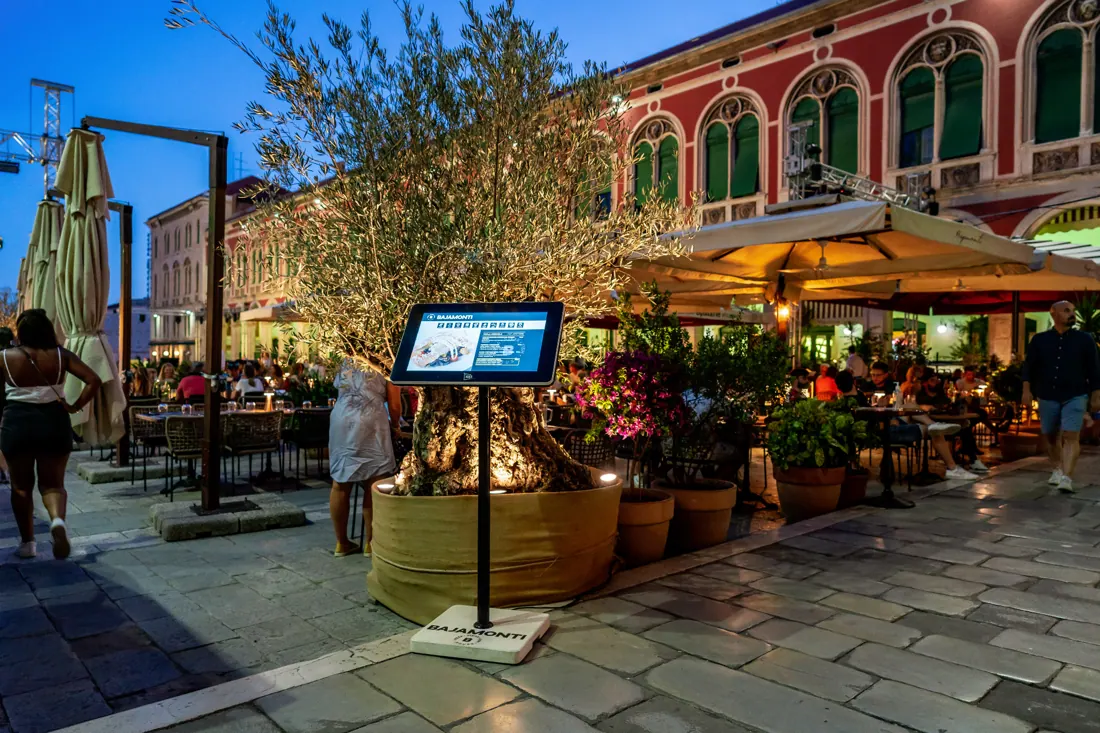 NIKA24 na terasi restorana Bajamonti
